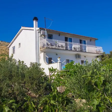 Apartment Belakusic 2 *