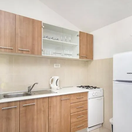 Apartment Belakusic 2 *