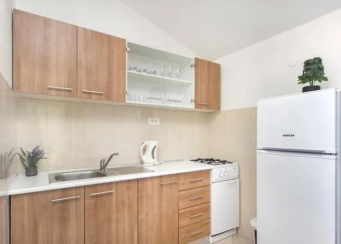 Apartment Belakusic 2 *